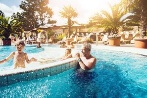 8 indoor pools, 2 outdoor pools, pool umbrellas, sun loungers - The Great North - Hotel (Kaltenkirchen)