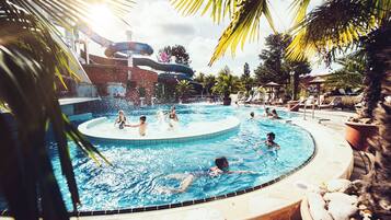 8 piscinas techadas, 2 piscinas al aire libre, sombrillas