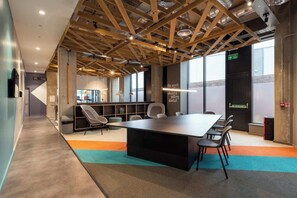 Área de estar no saguão