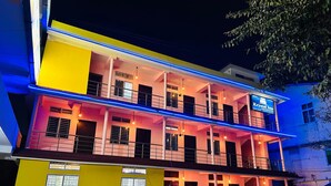 Un edificio de dos pisos con un letrero que dice 'Krystal Inn' en el piso superior.