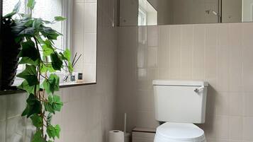 Douche, sĂšche-cheveux, serviettes fournies, papier toilette