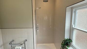 Dusj, hårføner, håndklær og toalettpapir