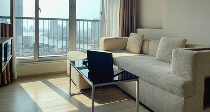 Chic 1-bedroom with AC, WiFi, fitness room in vibrant Krung Thep