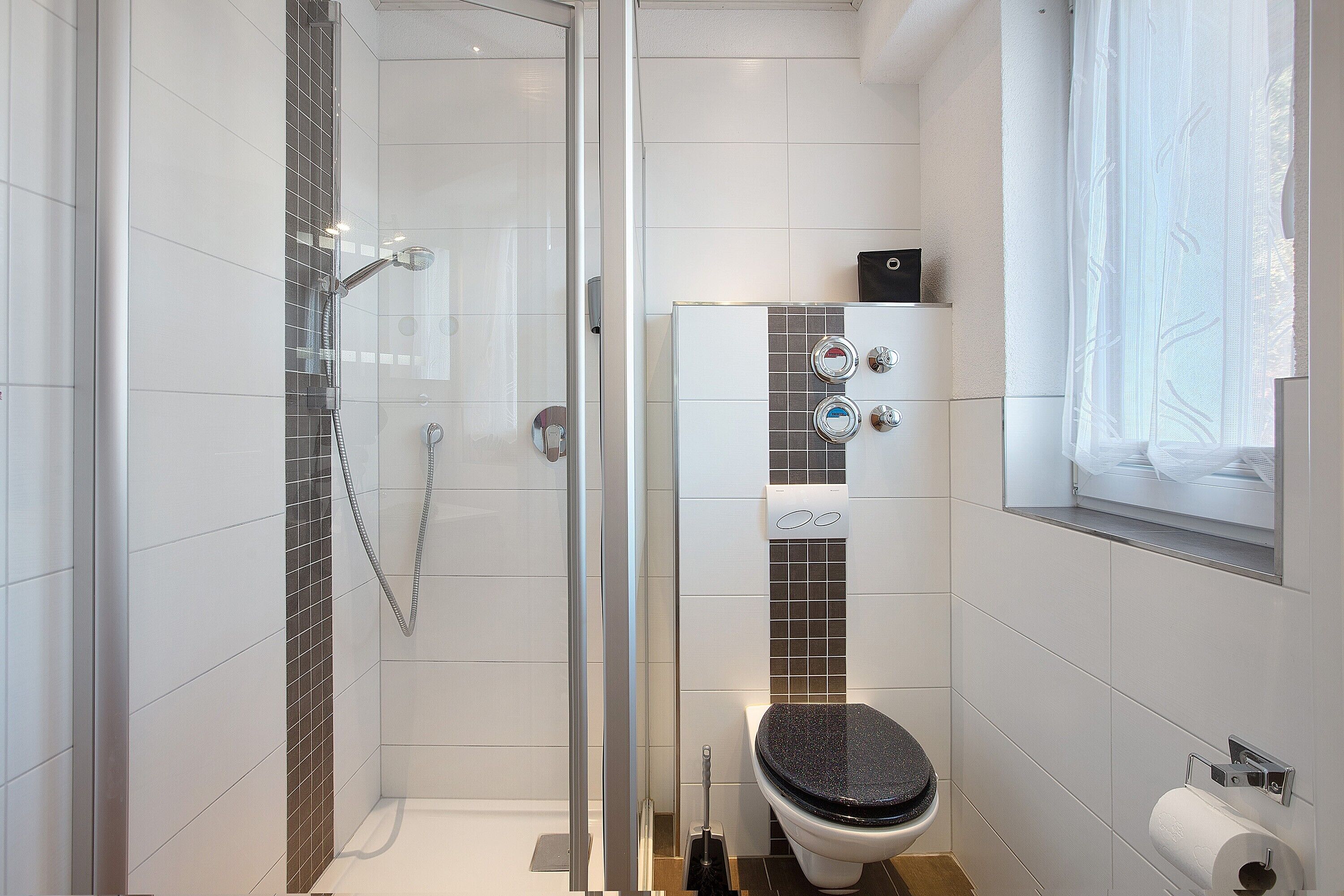Suihku, hiustenkuivaaja, pyyhkeet