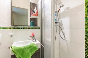 Douche, sèche-cheveux, serviettes fournies