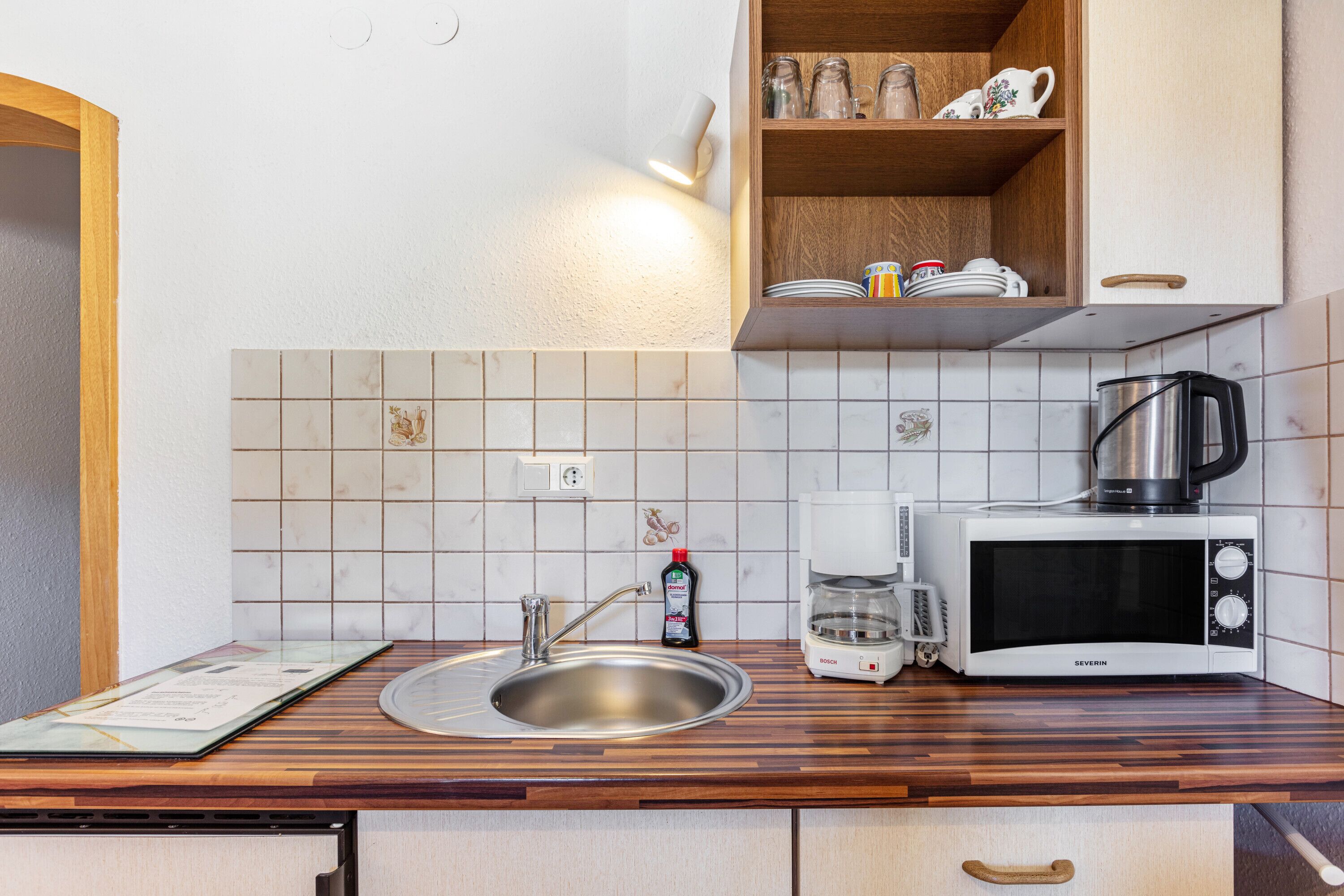 Réfrigérateur, micro-ondes, plaque de cuisson, cafetière/bouilloire