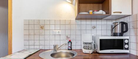 Frigorifero, microonde, piano cottura, macchina per tè/caffè