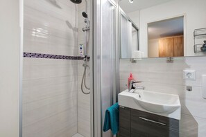 Shower, hair dryer, towels - Apartment 'Appartement No. 2' with Shared Terrace, Shared Garden and Wi-Fi (Todtmoos)
