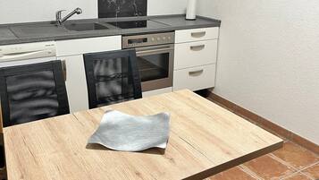 Kühlschrank, Mikrowelle, Ofen, Geschirrspüler