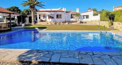 VILLA AZAHAR. House and Bungalow with large private pool for 10 people.