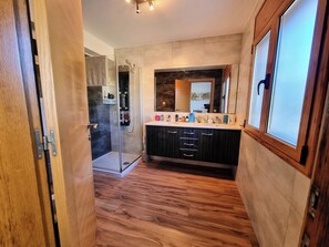 Douche, sèche-cheveux, serviettes fournies