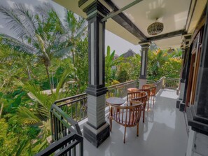 Phòng đôi Deluxe, ban công, quang cảnh vườn | Hiên