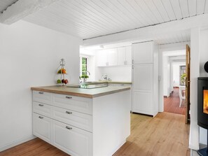 Kjøleskap, mikrobølgeovn, oppvaskmaskin og kjøkkenutstyr