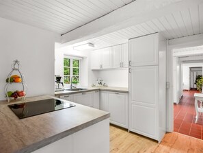 Kühlschrank, Mikrowelle, Geschirrspüler, Kochgeschirr/Geschirr/Besteck
