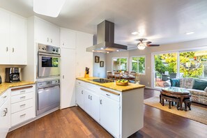 Fridge, microwave, oven, stovetop - East Valley Manor by AvantStay | Minutes to the Beach (Montecito)