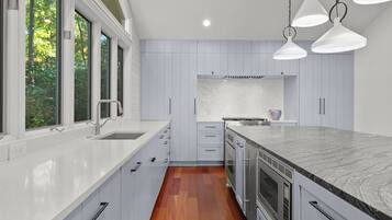 Een koelkast, een microgolfoven, een oven, een kookplaat