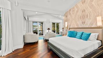 6 slaapkamers, een bureau, een strijkplank/strijkijzer, reisbedje