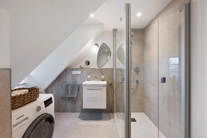 Dusche, Haartrockner, Handtücher