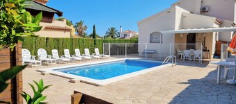 VILLA NATHALIE. 4-bedroom house with private pool and security fence.