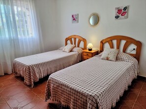 4 bedrooms, iron/ironing board, WiFi, bed sheets