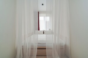 1 habitación, tabla de planchar con plancha, wifi gratis y ropa de cama