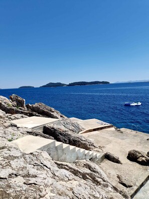 Une vue sur la côte, avec un paysage rocheux et une mer bleue et limpide.