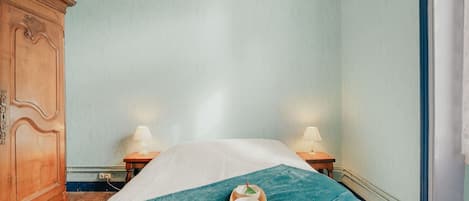 Cuna de viaje, wifi gratis y ropa de cama