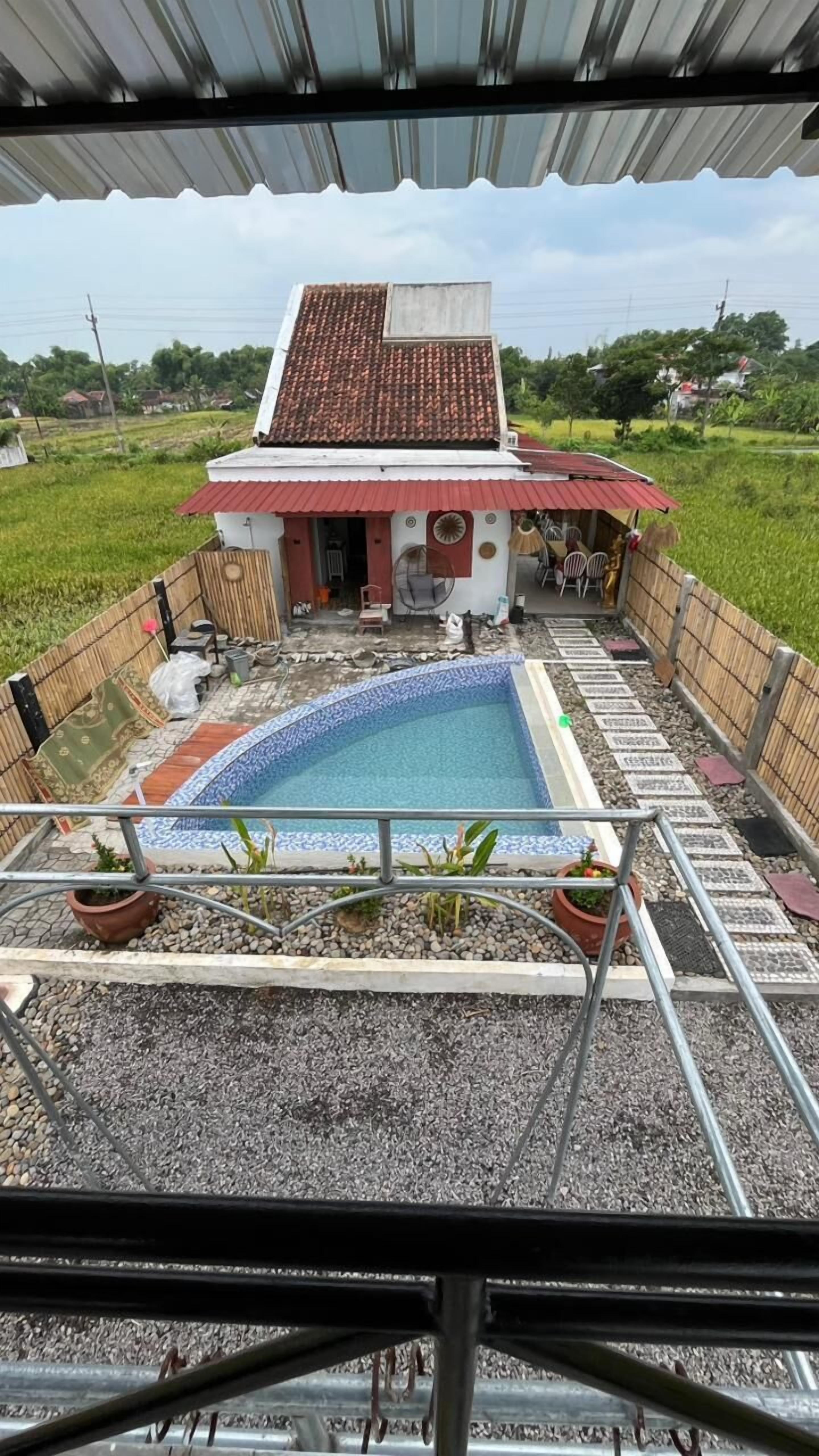 Kolam renang outdoor