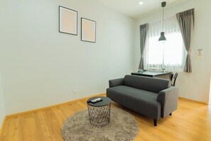 One Bedroom Bungalow | Area soggiorno | TV LCD 47 pollici con canali via cavo