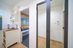 Deluxe Pool Access | Tilam berlapik, peti besi dalam bilik, dihias secara berasingan, meja 