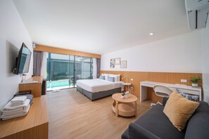 Premier Deluxe Pool Access | ピロートップベッド、セーフティボックス (室内)、客室ごとに異なる装飾、デスク