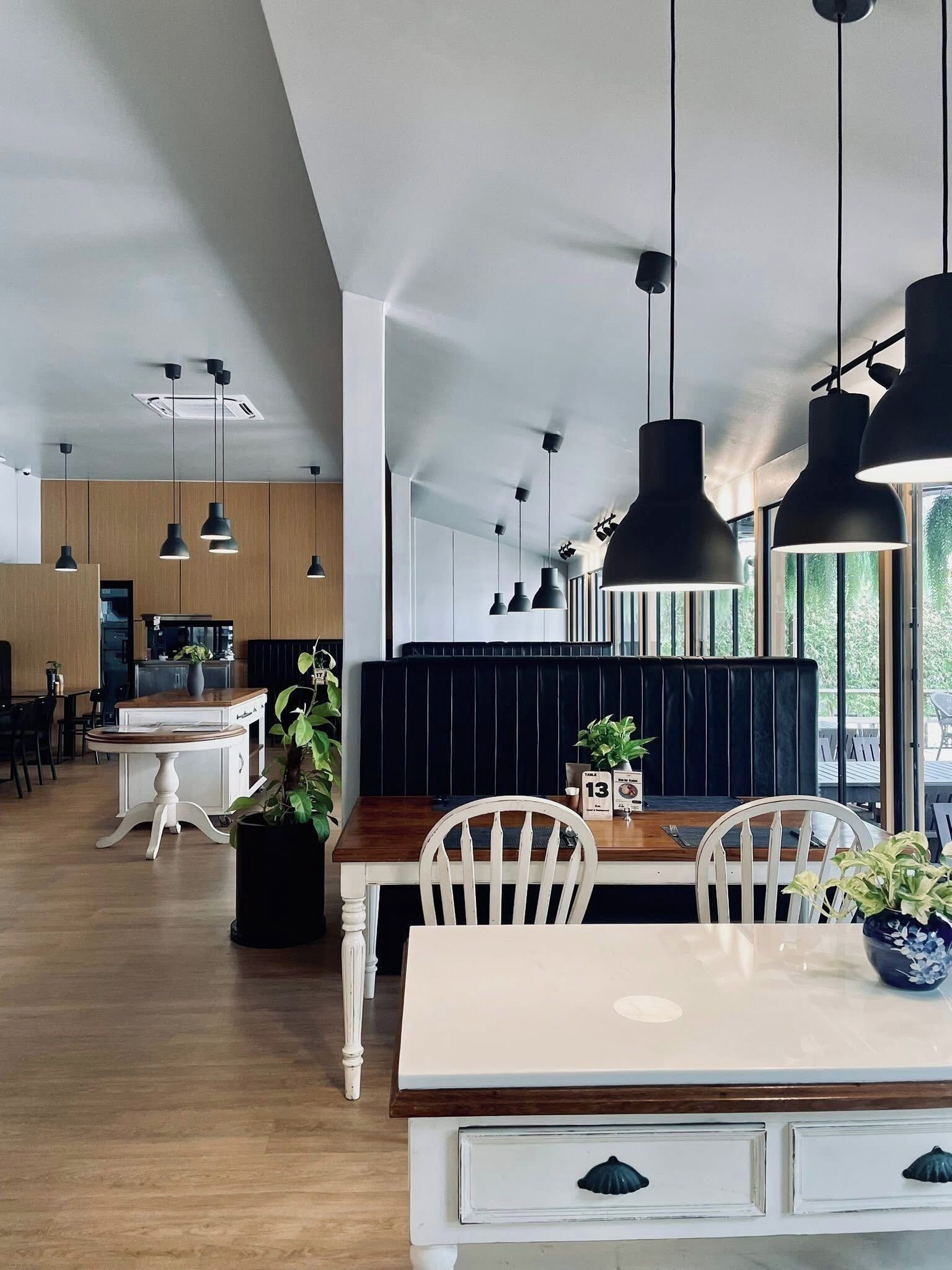 Breakfast, lunch, dinner served; Fusion cuisine 