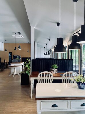 Aperto a colazione, pranzo e cena, cucina fusion 