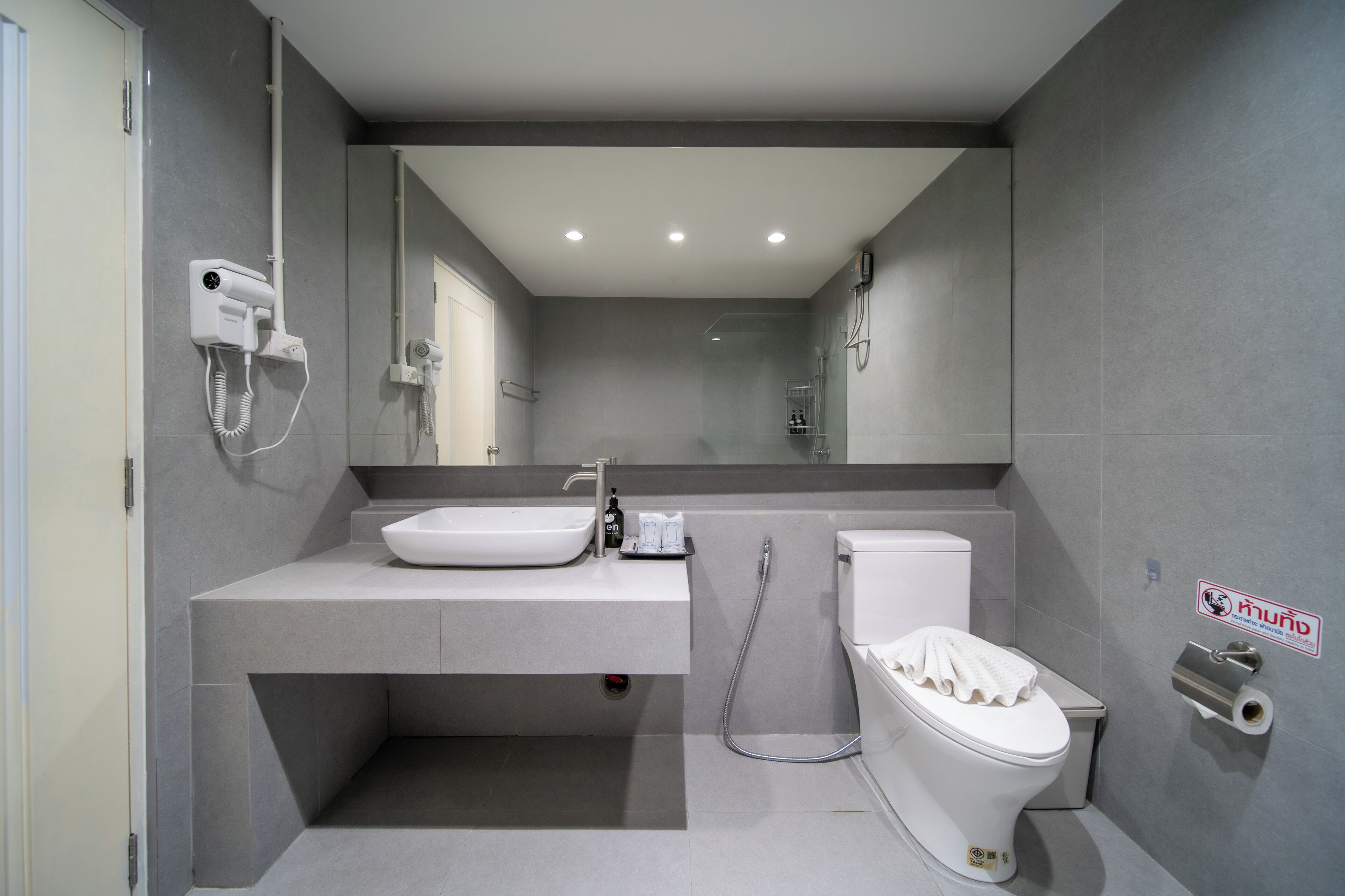 Familiekamer, 1 slaapkamer | Badkamer | Een douche, een regendouche, designer toiletartikelen, een haardroger