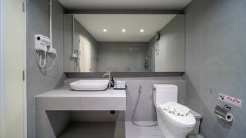 Familiekamer, 1 slaapkamer | Badkamer | Een douche, een regendouche, designer toiletartikelen, een haardroger