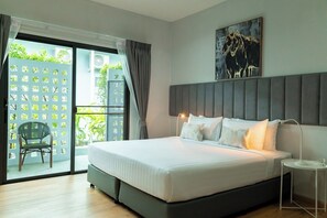 One Bedroom Bungalow | Pillowtop-patjalliset sängyt, tallelokero huoneessa