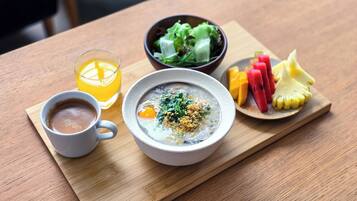 Dagelijks uitgebreid ontbijt (THB 250 per persoon)