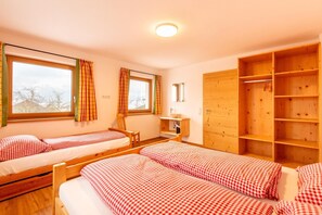 5 bedrooms, travel cot, free WiFi - Farmhouse in Bramberg with Natural Pond (Bramberg)