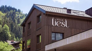 Puinen rakennus, jonka sivussa on kyltti, jossa lukee ”Villa best”.