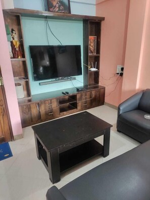Senior Apartment | Ruang tamu | TV 