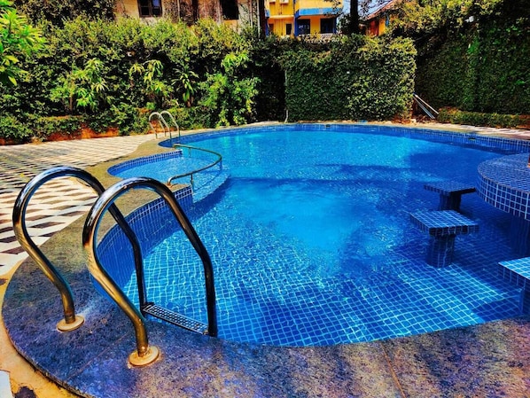Una piscina al aire libre