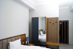 Habitación Confort con 1 cama doble o 2 individuales | Escritorio y espacio para trabajar con un portátil