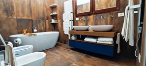 Suihku, hiustenkuivaaja, bidee, pyyhkeet