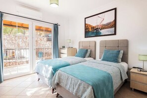 3 chambres, coffres-forts dans les chambres, fer et planche à repasser