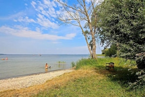Una spiaggia nelle vicinanze