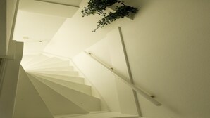 A white staircase with a plant on the wall. - Holiday home in Ewijk in a beautiful area (Ewijk)