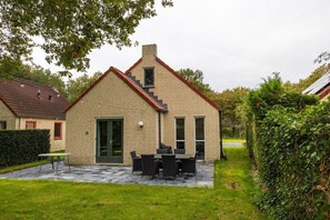 Outdoor dining - Holiday home in Ewijk in a beautiful area (Ewijk)