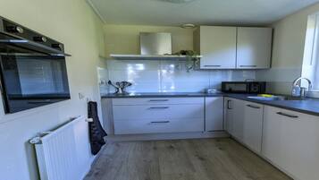 Een koelkast, een kookplaat, een vaatwasser