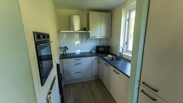 Een koelkast, een kookplaat, een vaatwasser