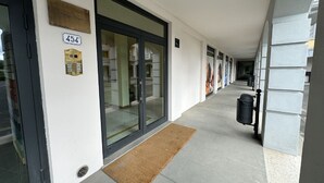 A corridor with a door marked '454', a mail slot, and a doormat. - Charming Tuscan Home with Pool near Lucca (Lucca)